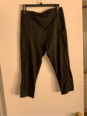Black Athletic Capri Leggings with Side Pockets